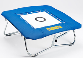 Dit is een trampoline. Een trampoline veert veel harder dan een springplank, dus turnsters die een trampoline gebruiken krijgen 1,00 punt aftrek in de D-score.
