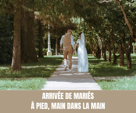 Arrivée de Mariés – À pied, main dans la main - Magazine Un Jour Un Oui - Crédit photo Tous droits réservés
