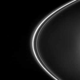 Die Schäfermonde Prometheus (rechts) und Pandora (links), aufgenommen von Cassini am 5. September 2005. Sie halten den F-Ring Saturns zwischen der Innen- und Außenseite beisammen.