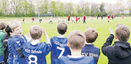 Die Jungen der KGS-Mannschaft feuern vom Spielfeldrand aus die Mädchenteams auf dem Platz an. (haz)