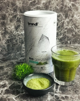 Gerstengras mit Mineralwasser