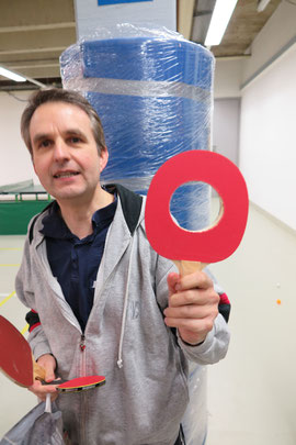 Lür Lemmermann mit einem seiner Tischtennis-Schläger