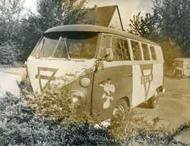 Der erste Vereinsbulli des CVJM Wolfsburg 1973 auf dem Gelände der St. Marien-Kirchengemeinde