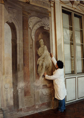 Restauri pittorici su una parete del '700 a Palazzo Corsini, Firenze