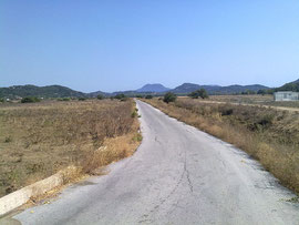 Der Weg zum Agios Deka (Berg im Hintergrund)