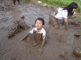 畑で泥遊びをする姿。画像は昨年の山形南部教会キャンプ