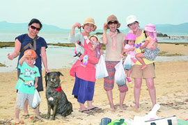 多くの市民が浜下りを楽しんだ=30日午後、石垣市内名蔵湾海岸