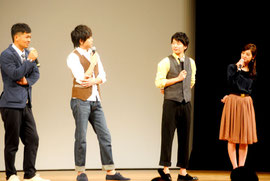 サンゴレンジャーの舞台あいさつで撮影を振り返る中前監督と青柳さん、田中さん、佐々木さん(左から)=2日夜、市民会館大ホール
