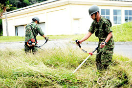 野営していた「あかんま」で草刈りする自衛隊員(14日午後)