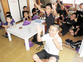 浦添商の勝ちが決まると歓喜する少年荒鷲メンバー=荒鷲監督宅