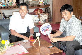 中山市長にサイン入りボールを贈呈した宮良監督=31日午後、市役所