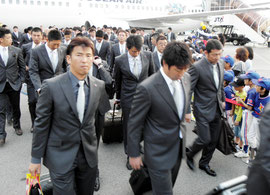 学童野球チームらの花道を通り、選手を歓迎した=石垣空港=