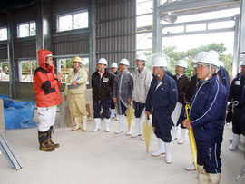 小浜島の製糖施設建築工事の現場を視察した竹富町議会=25日午前、小浜島