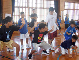 友利健哉選手が指導を行ったバスケットボールクリニック=30日午前、八島小学校
