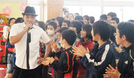 大盛況だった「放課後ライブ」写真は、きいやま商店の崎枝将人さん=28日、新川幼稚園