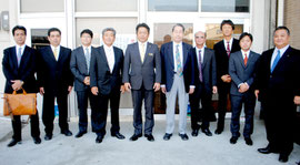 台湾訪問団の出発式に臨む中山市長(中央)ら参加者=12日午前、石垣空港