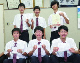 各種検定試験に合格した6人が、今後の決意を述べた=23日、八商工校長室