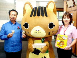 ピカリャ~クッキーが発売された=1日午後、町長室