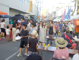 美崎センター通りで初めて開催された石垣島夜市=28日夕、同通り