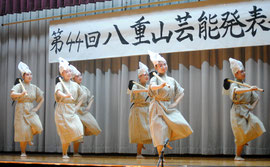 「真栄節」で若々しい演技を披露する部員たち=14日夜、平真小体育館