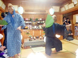 祖先供養のため、にぎやかに踊る(右から)ウシュマイとンミー=30日夜、石垣
