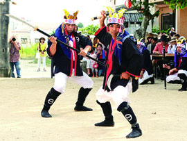 勇壮な棒術が披露された=宮鳥御嶽
