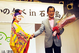 歓迎の花束を受け取る津軽みらい農協の阿保組合長(26日夜)