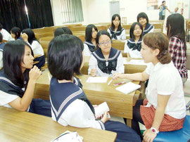 琉球大学による離島支援プロジェクト「知のふるさと納税」が今年も行われる。写真は昨年の琉大生による進路相談会