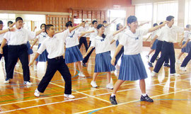 校歌ダンスを披露した伊原間中の生徒たち=22日午前、伊原間中学校