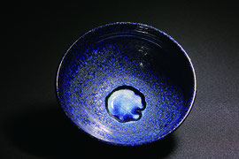瑠璃釉油滴天目茶碗(金子晴彦さん提供)