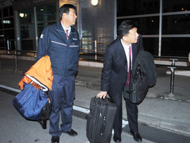 石垣空港に到着した新藤氏(右)と向山氏(20日夜)