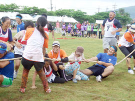 白熱した戦いをみせた「五色綱引き」=23日午後、大原中学校