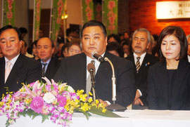 記者会見で出馬表明する大浜氏(4日)