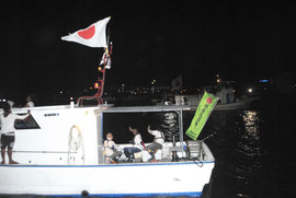尖閣諸島周辺海域へ出航する漁船=9日午後9時半ごろ、石垣港