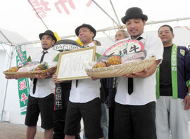 石垣牛宣伝部長に任命されたきいやま商店=ゆらてぃく市場