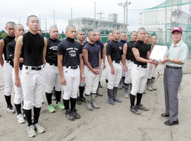 甲子園出場を期待して硬式ボールを贈った=八重山商工高