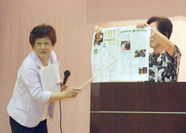 育鵬社版公民教科書の問題点を指摘する小笠原さん(左)=24日夜、市健康福祉センター