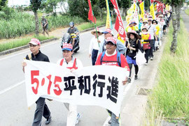 自衛隊配備反対などを訴える平和行進の参加者=15日午後、白保