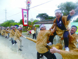 強い雨の中大綱引きが行われた=16日午後、黒島伝統芸能館前