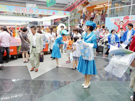 黒糖やパンフレットを配り、八重山をPRした=14日、新千歳空港(市観光協会写真提供)