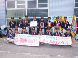 3季連続の完全優勝を果たした八重山ポニーズ=27日夕、石垣空港
