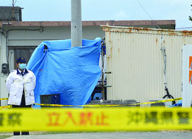 殺人事件の現場ではこの日も規制線が張られていた=7日、市内真栄里