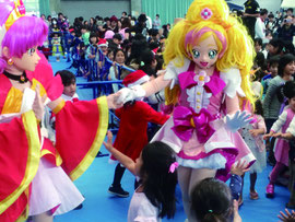 子どもたちと交流するキュアハート(右)とキュアエース=24日、石垣市中央運動公園屋内練習場