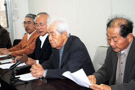 教科書問題で記者会見する住民の会メンバー=20日午前、市役所
