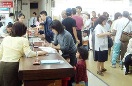 混雑する市民生活課窓口。市は証明書発行業務を民間委託する方針。