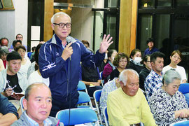 意見を述べる宇根元公民館長=12日夜、まちなみ館