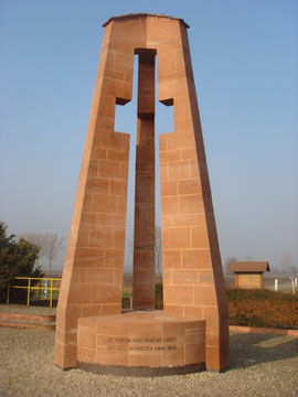 Croix du Moulin (Mill Cross). On the cross is a text in three languages: You are united in Death, we unite in Peace.