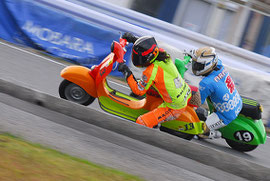 #19新垣とのサイドバイサイドで一歩もひかない#13橋川。'09シリーズランカーの意地をかけたガチンコ勝負にサーキットが沸いた!