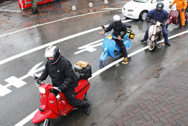 降りしきる雨の中、まっすぐ宿泊先まで移動することに。しかしこの後、雨と風はさらに強まり……