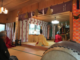 國司神社 宮司玉串を奉りて拝礼